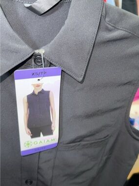 GAIAM Black Sleeveless Collared Button-Front Top